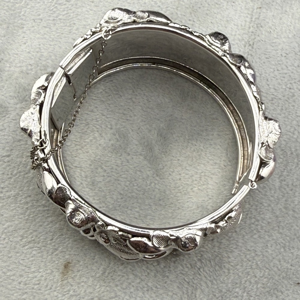 Vintage Chunky Bangle Bracelet Repousse Hinged Silver Tone 7" - Picture 9 of 10